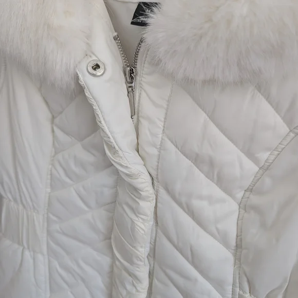 White House Black Market Women's White Faux Fur Vest - Picture 4 of 8